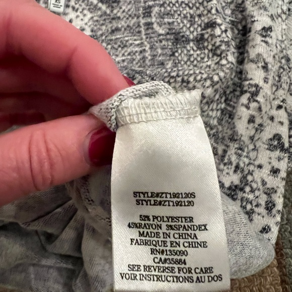 Z Supply Crew Neck Top- size XS snake print - Picture 3 of 3